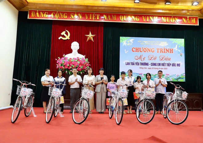 Chương trình “Mẹ đỡ đầu” và trao tặng xe đạp “ Cùng em tới trường” của Hội Liên hiệp phụ nữ xã Hồng Vân- Ảnh 3.