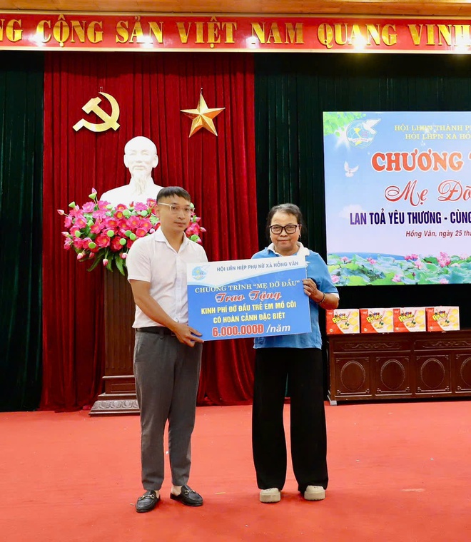 Chương trình “Mẹ đỡ đầu” và trao tặng xe đạp “ Cùng em tới trường” của Hội Liên hiệp phụ nữ xã Hồng Vân- Ảnh 1.