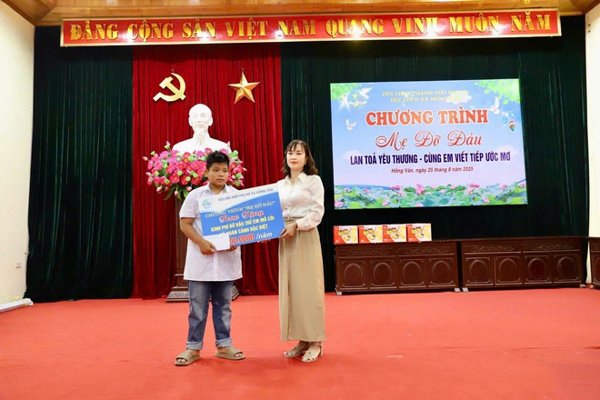 Chương trình “Mẹ đỡ đầu” và trao tặng xe đạp “ Cùng em tới trường” của Hội Liên hiệp phụ nữ xã Hồng Vân- Ảnh 2.