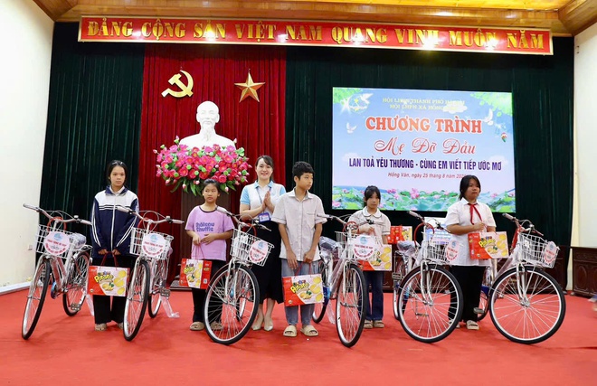 Chương trình “Mẹ đỡ đầu” và trao tặng xe đạp “ Cùng em tới trường” của Hội Liên hiệp phụ nữ xã Hồng Vân- Ảnh 4.