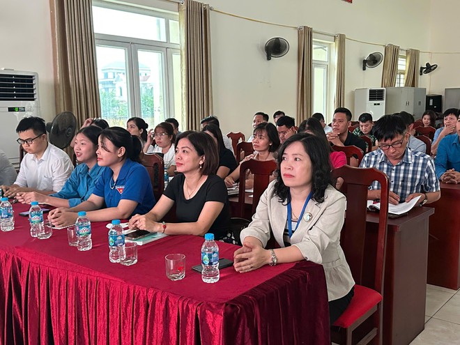 UBND XÃ HỒNG VÂN TỔ CHỨC TẬP HUẤN HƯỚNG DẪN VỀ TRỢ LÝ ẢO AI, PHƯƠNG PHÁP NHẬP TTHC TRÊN CỔNG DỊCH VỤ CÔNG QUỐC GIA VÀ LỚP HỌC BÌNH DÂN HỌC VỤ SỐ- Ảnh 1. UBND XÃ HỒNG VÂN TỔ CHỨC TẬP HUẤN HƯỚNG DẪN VỀ TRỢ LÝ ẢO AI, PHƯƠNG PHÁP NHẬP TTHC TRÊN CỔNG DỊCH VỤ CÔNG QUỐC GIA VÀ LỚP HỌC BÌNH DÂN HỌC VỤ SỐ- Ảnh 1.