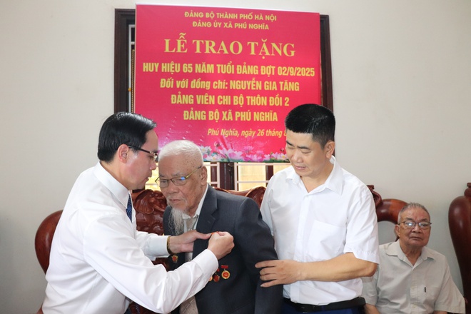 Đồng chí Trịnh Tiến Tường – Bí thư Đảng ủy, Chủ tịch HĐND xã Phú Nghĩa trao tặng huy hiệu Đảng đợt 02/9 tại gia đình 03 đảng viên- Ảnh 1. Đồng chí Trịnh Tiến Tường – Bí thư Đảng ủy, Chủ tịch HĐND xã Phú Nghĩa trao tặng huy hiệu Đảng đợt 02/9 tại gia đình 03 đảng viên- Ảnh 1.