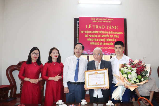 Đồng chí Trịnh Tiến Tường – Bí thư Đảng ủy, Chủ tịch HĐND xã Phú Nghĩa trao tặng huy hiệu Đảng đợt 02/9 tại gia đình 03 đảng viên- Ảnh 2. Đồng chí Trịnh Tiến Tường – Bí thư Đảng ủy, Chủ tịch HĐND xã Phú Nghĩa trao tặng huy hiệu Đảng đợt 02/9 tại gia đình 03 đảng viên- Ảnh 2.