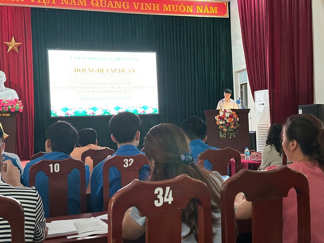 UBND XÃ HỒNG VÂN TỔ CHỨC TẬP HUẤN HƯỚNG DẪN VỀ TRỢ LÝ ẢO AI, PHƯƠNG PHÁP NHẬP TTHC TRÊN CỔNG DỊCH VỤ CÔNG QUỐC GIA VÀ LỚP HỌC BÌNH DÂN HỌC VỤ SỐ- Ảnh 8. UBND XÃ HỒNG VÂN TỔ CHỨC TẬP HUẤN HƯỚNG DẪN VỀ TRỢ LÝ ẢO AI, PHƯƠNG PHÁP NHẬP TTHC TRÊN CỔNG DỊCH VỤ CÔNG QUỐC GIA VÀ LỚP HỌC BÌNH DÂN HỌC VỤ SỐ- Ảnh 8.