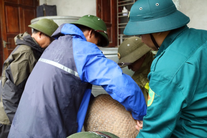 Các đồng chí Lãnh đạo xã Hòa Phú kiểm tra, động viên và trực tiếp hỗ trợ Nhân dân kê kích tài sản phòng ngập úng- Ảnh 4.
