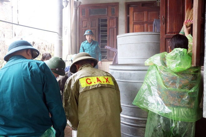Các đồng chí Lãnh đạo xã Hòa Phú kiểm tra, động viên và trực tiếp hỗ trợ Nhân dân kê kích tài sản phòng ngập úng- Ảnh 5.