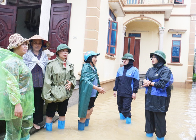 Các đồng chí Lãnh đạo xã Hòa Phú kiểm tra, động viên và trực tiếp hỗ trợ Nhân dân kê kích tài sản phòng ngập úng- Ảnh 1.