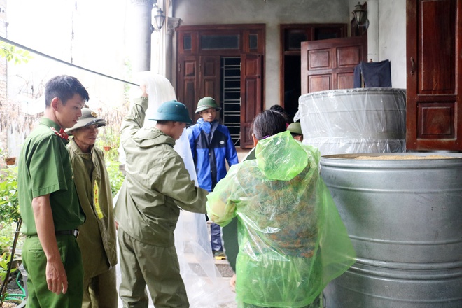 Các đồng chí Lãnh đạo xã Hòa Phú kiểm tra, động viên và trực tiếp hỗ trợ Nhân dân kê kích tài sản phòng ngập úng- Ảnh 2.