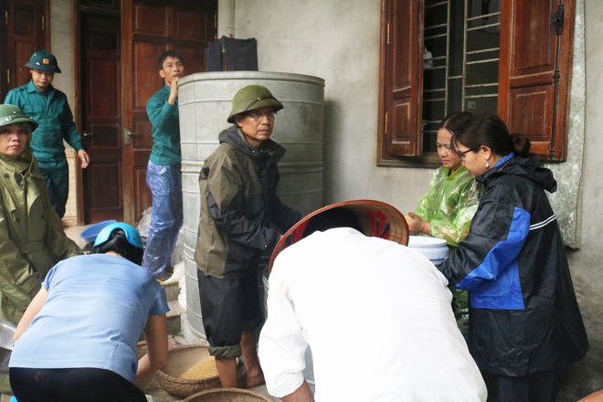 Các đồng chí Lãnh đạo xã Hòa Phú kiểm tra, động viên và trực tiếp hỗ trợ Nhân dân kê kích tài sản phòng ngập úng- Ảnh 3.