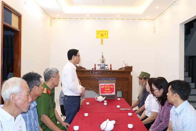 Lãnh đạo xã Phú Nghĩa thăm tặng quà các gia đình chính sách người có công nhân dịp kỷ niệm 80 năm Cách mạng tháng Tám thành công và Quốc khánh Nước Cộng hòa xã hội chủ nghĩa Việt Nam- Ảnh 1. Lãnh đạo xã Phú Nghĩa thăm tặng quà các gia đình chính sách người có công nhân dịp kỷ niệm 80 năm Cách mạng tháng Tám thành công và Quốc khánh Nước Cộng hòa xã hội chủ nghĩa Việt Nam- Ảnh 1.