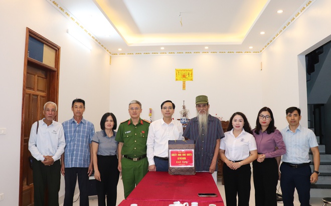 Lãnh đạo xã Phú Nghĩa thăm tặng quà các gia đình chính sách người có công nhân dịp kỷ niệm 80 năm Cách mạng tháng Tám thành công và Quốc khánh Nước Cộng hòa xã hội chủ nghĩa Việt Nam- Ảnh 2. Lãnh đạo xã Phú Nghĩa thăm tặng quà các gia đình chính sách người có công nhân dịp kỷ niệm 80 năm Cách mạng tháng Tám thành công và Quốc khánh Nước Cộng hòa xã hội chủ nghĩa Việt Nam- Ảnh 2.
