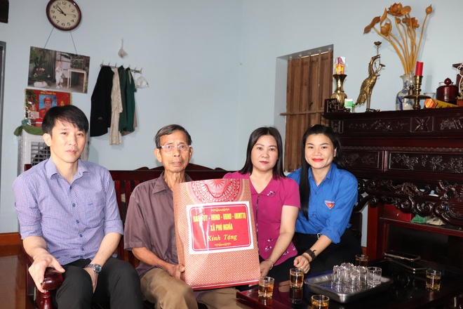 Lãnh đạo xã Phú Nghĩa thăm tặng quà các gia đình chính sách người có công nhân dịp kỷ niệm 80 năm Cách mạng tháng Tám thành công và Quốc khánh Nước Cộng hòa xã hội chủ nghĩa Việt Nam- Ảnh 12.