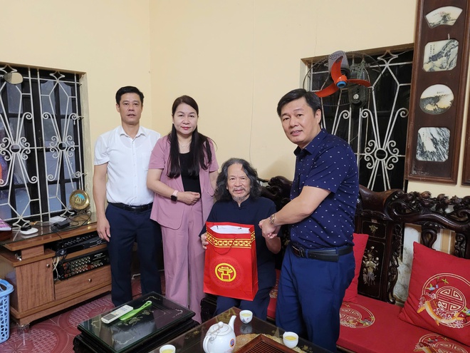 Lãnh đạo xã Phú Nghĩa thăm tặng quà các gia đình chính sách người có công nhân dịp kỷ niệm 80 năm Cách mạng tháng Tám thành công và Quốc khánh Nước Cộng hòa xã hội chủ nghĩa Việt Nam- Ảnh 6.