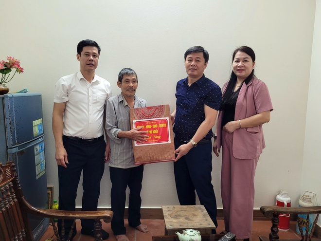 Lãnh đạo xã Phú Nghĩa thăm tặng quà các gia đình chính sách người có công nhân dịp kỷ niệm 80 năm Cách mạng tháng Tám thành công và Quốc khánh Nước Cộng hòa xã hội chủ nghĩa Việt Nam- Ảnh 5.