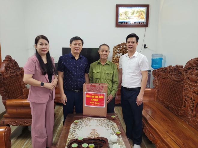 Lãnh đạo xã Phú Nghĩa thăm tặng quà các gia đình chính sách người có công nhân dịp kỷ niệm 80 năm Cách mạng tháng Tám thành công và Quốc khánh Nước Cộng hòa xã hội chủ nghĩa Việt Nam- Ảnh 4.
