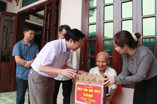 Lãnh đạo xã Phú Nghĩa thăm tặng quà các gia đình chính sách người có công nhân dịp kỷ niệm 80 năm Cách mạng tháng Tám thành công và Quốc khánh Nước Cộng hòa xã hội chủ nghĩa Việt Nam- Ảnh 7.