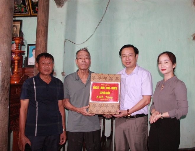 Lãnh đạo xã Phú Nghĩa thăm tặng quà các gia đình chính sách người có công nhân dịp kỷ niệm 80 năm Cách mạng tháng Tám thành công và Quốc khánh Nước Cộng hòa xã hội chủ nghĩa Việt Nam- Ảnh 9.