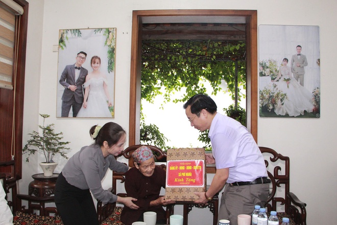 Lãnh đạo xã Phú Nghĩa thăm tặng quà các gia đình chính sách người có công nhân dịp kỷ niệm 80 năm Cách mạng tháng Tám thành công và Quốc khánh Nước Cộng hòa xã hội chủ nghĩa Việt Nam- Ảnh 8.