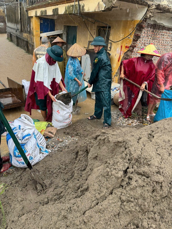 Nhanh chóng khắc phục hậu quả ngập úng với hoàn lưu bão số 5, khôi phục sản xuất, kinh doanh, ổn định tình hình Nhân dân- Ảnh 4.