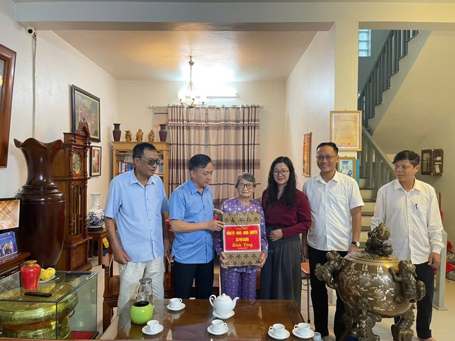 Lãnh đạo xã Phú Nghĩa thăm tặng quà các gia đình chính sách người có công nhân dịp kỷ niệm 80 năm Cách mạng tháng Tám thành công và Quốc khánh Nước Cộng hòa xã hội chủ nghĩa Việt Nam- Ảnh 11. Lãnh đạo xã Phú Nghĩa thăm tặng quà các gia đình chính sách người có công nhân dịp kỷ niệm 80 năm Cách mạng tháng Tám thành công và Quốc khánh Nước Cộng hòa xã hội chủ nghĩa Việt Nam- Ảnh 11.