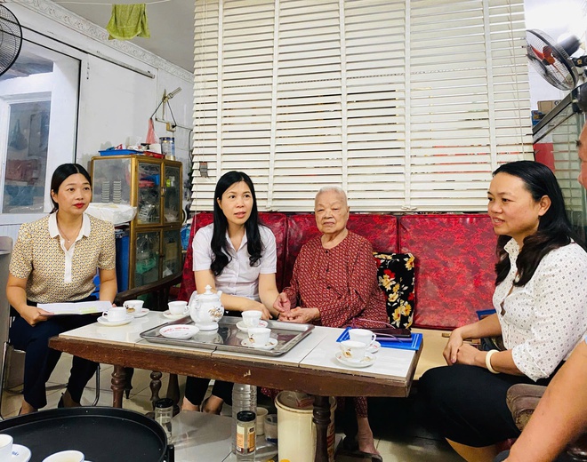 Lãnh đạo Đảng ủy- HĐND- UBND- Ủy ban MTTQ Việt Nam phường Cầu Giấy thăm hỏi, tặng quà các gia đình chính sách tiêu biểu trên địa bàn phường.- Ảnh 2.
