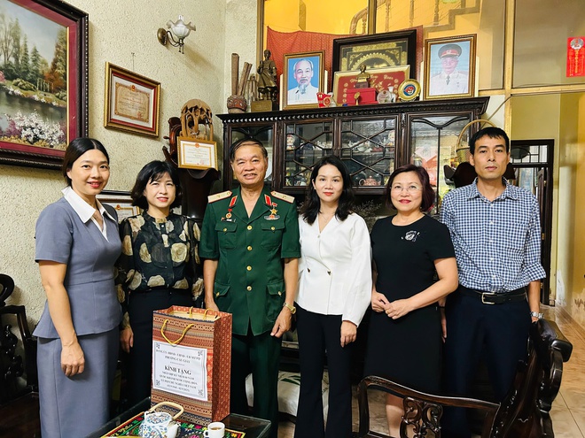 Lãnh đạo Đảng ủy- HĐND- UBND- Ủy ban MTTQ Việt Nam phường Cầu Giấy thăm hỏi, tặng quà các gia đình chính sách tiêu biểu trên địa bàn phường.- Ảnh 4.