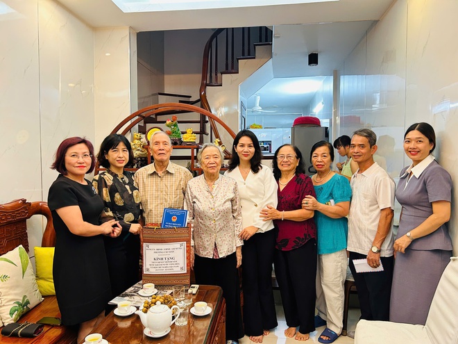 Lãnh đạo Đảng ủy- HĐND- UBND- Ủy ban MTTQ Việt Nam phường Cầu Giấy thăm hỏi, tặng quà các gia đình chính sách tiêu biểu trên địa bàn phường.- Ảnh 5.