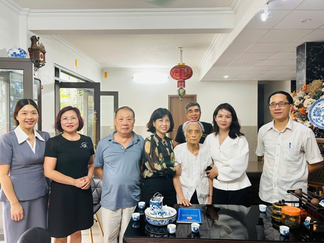 Lãnh đạo Đảng ủy- HĐND- UBND- Ủy ban MTTQ Việt Nam phường Cầu Giấy thăm hỏi, tặng quà các gia đình chính sách tiêu biểu trên địa bàn phường.- Ảnh 3.