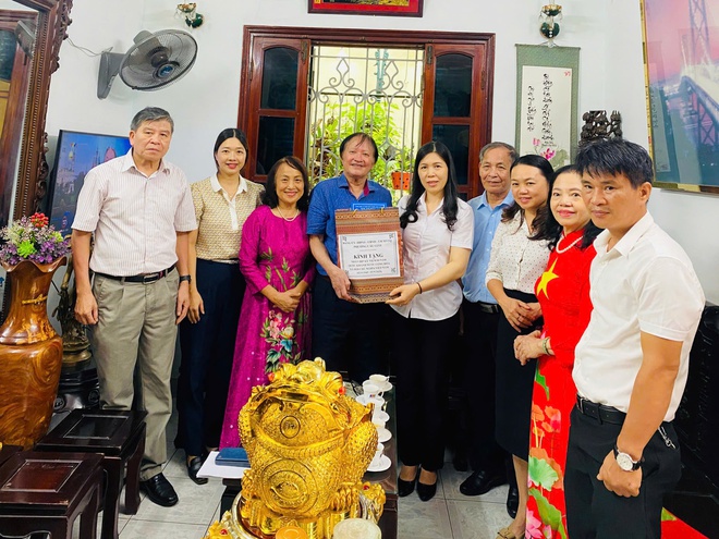 Lãnh đạo Đảng ủy- HĐND- UBND- Ủy ban MTTQ Việt Nam phường Cầu Giấy thăm hỏi, tặng quà các gia đình chính sách tiêu biểu trên địa bàn phường.- Ảnh 1.