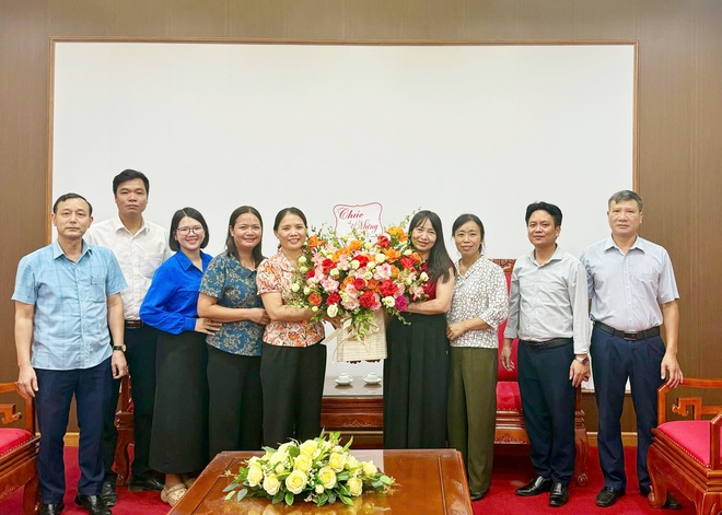 Các đồng chí lãnh đạo xã Hòa Phú tặng hoa chúc mừng kỷ niệm 80 năm ngày truyền thống các ngành- Ảnh 2.