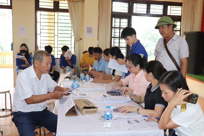 Xã Phú Nghĩa ra quân hướng dẫn người dân cài đặt ứng dụng nộp thuế điện tử bằng ứng dụng Etax Mobile - Ảnh 1.