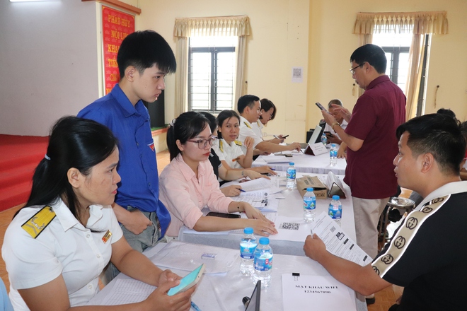 Xã Phú Nghĩa ra quân hướng dẫn người dân cài đặt ứng dụng nộp thuế điện tử bằng ứng dụng Etax Mobile - Ảnh 4.