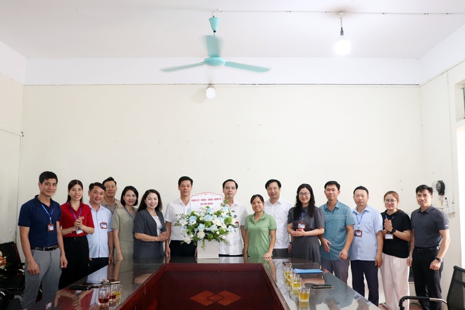 Các đồng chí lãnh đạo xã Phú Nghĩa tặng hoa chúc mừng kỷ niệm 80 năm ngày truyền thống các ngành Văn hóa, Tư pháp, Nội vụ, Tài chính- Ảnh 1. Các đồng chí lãnh đạo xã Phú Nghĩa tặng hoa chúc mừng kỷ niệm 80 năm ngày truyền thống các ngành Văn hóa, Tư pháp, Nội vụ, Tài chính- Ảnh 1.