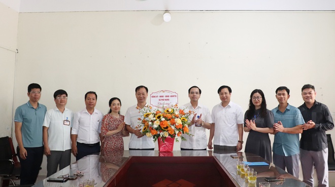 Các đồng chí lãnh đạo xã Phú Nghĩa tặng hoa chúc mừng kỷ niệm 80 năm ngày truyền thống các ngành Văn hóa, Tư pháp, Nội vụ, Tài chính- Ảnh 2. Các đồng chí lãnh đạo xã Phú Nghĩa tặng hoa chúc mừng kỷ niệm 80 năm ngày truyền thống các ngành Văn hóa, Tư pháp, Nội vụ, Tài chính- Ảnh 2.