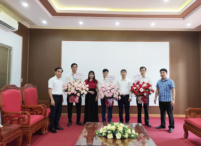 Các đồng chí lãnh đạo xã Hòa Phú tặng hoa chúc mừng kỷ niệm 80 năm ngày truyền thống các ngành- Ảnh 1.