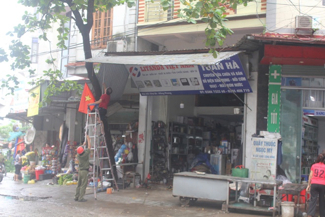 Xã Hòa Phú ra quân xử lý vi phạm lấn chiếm vỉa hè, lòng, lề đường, hành lang ATGT- Ảnh 4.