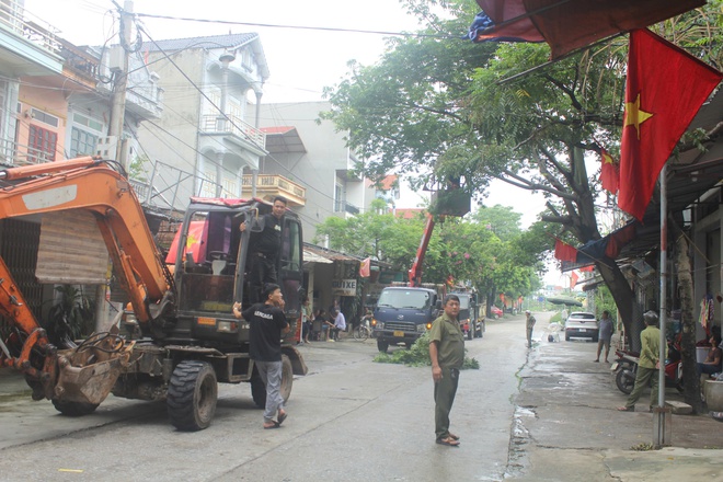 Xã Hòa Phú ra quân xử lý vi phạm lấn chiếm vỉa hè, lòng, lề đường, hành lang ATGT- Ảnh 1.