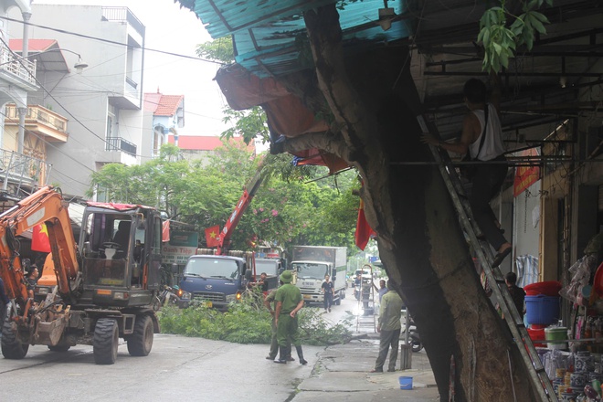 Xã Hòa Phú ra quân xử lý vi phạm lấn chiếm vỉa hè, lòng, lề đường, hành lang ATGT- Ảnh 7.