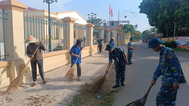 Tuổi trẻ Tiểu đoàn S300, Trung đoàn 64 tham gia vệ sinh môi trường chào mừng Đại lễ kỷ niệm 80 năm Cách mạng Tháng Tám (19/8) và Quốc khánh (2/9)- Ảnh 1.