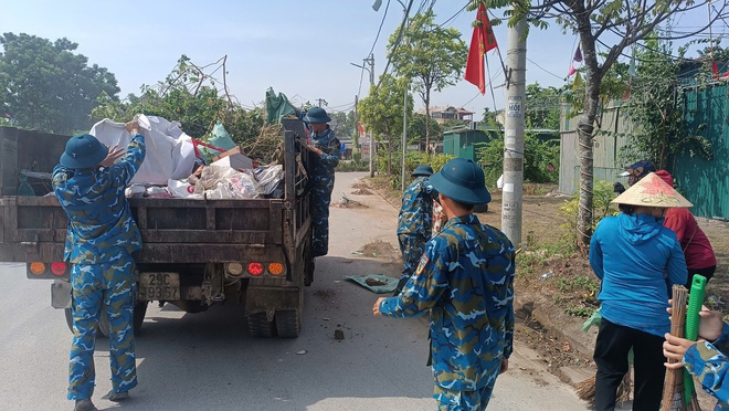 Tuổi trẻ Tiểu đoàn S300, Trung đoàn 64 tham gia vệ sinh môi trường chào mừng Đại lễ kỷ niệm 80 năm Cách mạng Tháng Tám (19/8) và Quốc khánh (2/9)- Ảnh 2.