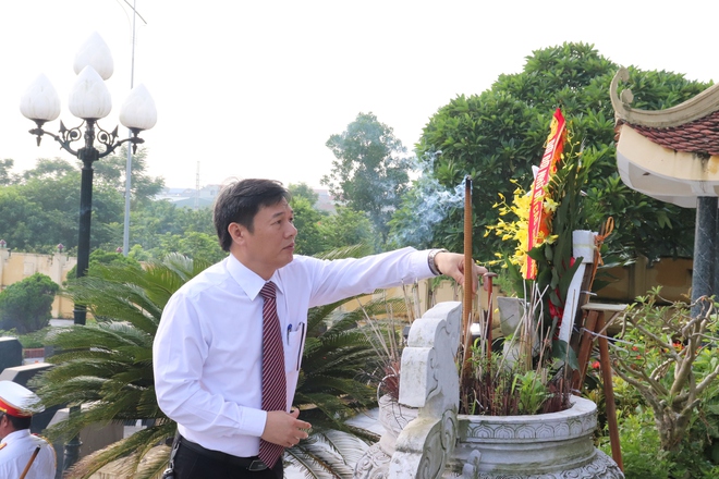 Đảng ủy – HĐND – UBND - Ủy ban MTTQ xã Phú Nghĩa tổ chức Lễ dâng hương tưởng niệm các Anh hùng Liệt sĩ nhân dịp Kỷ niệm 80 năm ngày Quốc khánh Nước cộng hòa xã hội chủ nghĩa Việt Nam - Ảnh 3.