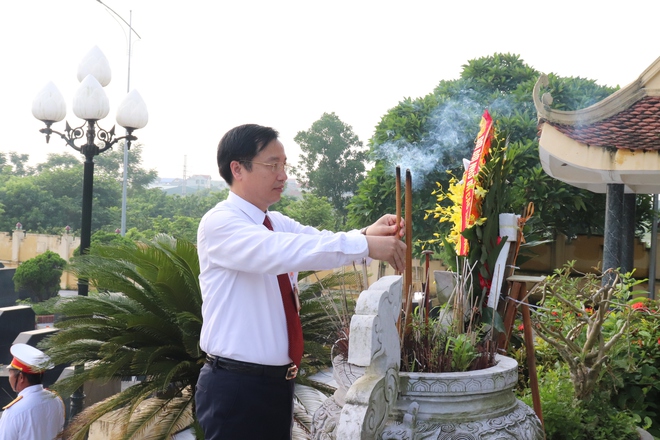 Đảng ủy – HĐND – UBND - Ủy ban MTTQ xã Phú Nghĩa tổ chức Lễ dâng hương tưởng niệm các Anh hùng Liệt sĩ nhân dịp Kỷ niệm 80 năm ngày Quốc khánh Nước cộng hòa xã hội chủ nghĩa Việt Nam - Ảnh 2.