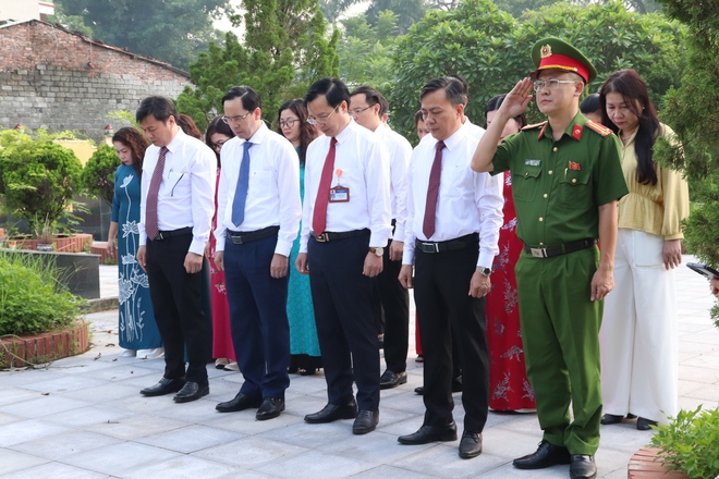 Đảng ủy – HĐND – UBND - Ủy ban MTTQ xã Phú Nghĩa tổ chức Lễ dâng hương tưởng niệm các Anh hùng Liệt sĩ nhân dịp Kỷ niệm 80 năm ngày Quốc khánh Nước cộng hòa xã hội chủ nghĩa Việt Nam - Ảnh 5. Đảng ủy – HĐND – UBND - Ủy ban MTTQ xã Phú Nghĩa tổ chức Lễ dâng hương tưởng niệm các Anh hùng Liệt sĩ nhân dịp Kỷ niệm 80 năm ngày Quốc khánh Nước cộng hòa xã hội chủ nghĩa Việt Nam - Ảnh 5.
