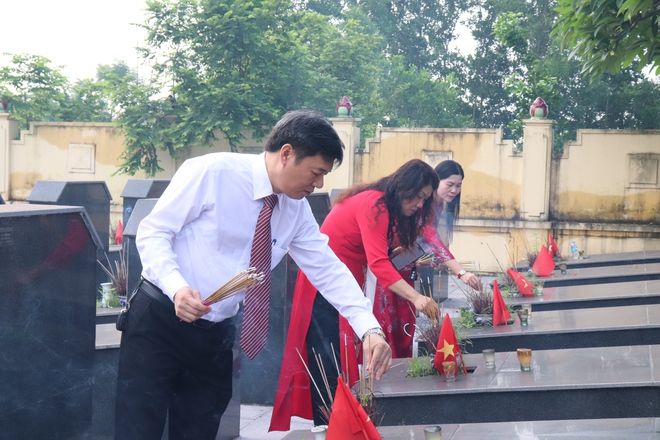 Đảng ủy – HĐND – UBND - Ủy ban MTTQ xã Phú Nghĩa tổ chức Lễ dâng hương tưởng niệm các Anh hùng Liệt sĩ nhân dịp Kỷ niệm 80 năm ngày Quốc khánh Nước cộng hòa xã hội chủ nghĩa Việt Nam - Ảnh 8.