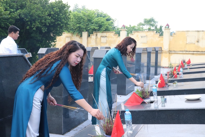 Đảng ủy – HĐND – UBND - Ủy ban MTTQ xã Phú Nghĩa tổ chức Lễ dâng hương tưởng niệm các Anh hùng Liệt sĩ nhân dịp Kỷ niệm 80 năm ngày Quốc khánh Nước cộng hòa xã hội chủ nghĩa Việt Nam - Ảnh 13.