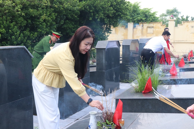 Đảng ủy – HĐND – UBND - Ủy ban MTTQ xã Phú Nghĩa tổ chức Lễ dâng hương tưởng niệm các Anh hùng Liệt sĩ nhân dịp Kỷ niệm 80 năm ngày Quốc khánh Nước cộng hòa xã hội chủ nghĩa Việt Nam - Ảnh 12.