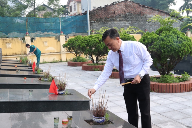 Đảng ủy – HĐND – UBND - Ủy ban MTTQ xã Phú Nghĩa tổ chức Lễ dâng hương tưởng niệm các Anh hùng Liệt sĩ nhân dịp Kỷ niệm 80 năm ngày Quốc khánh Nước cộng hòa xã hội chủ nghĩa Việt Nam - Ảnh 11.