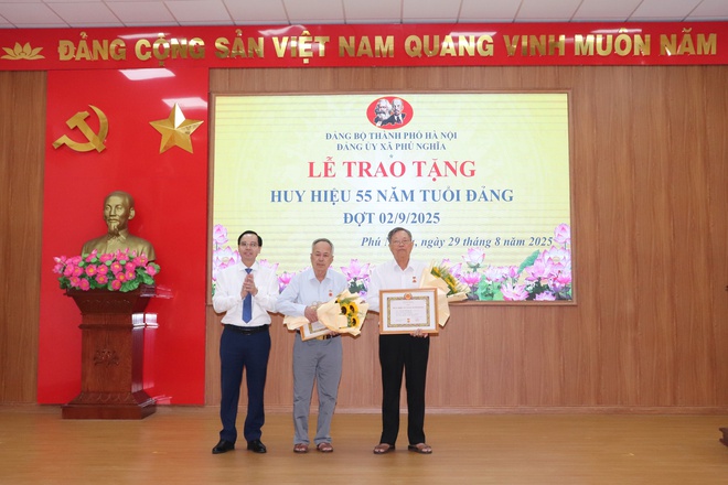 Đảng bộ xã Phú Nghĩa tổ chức Lễ trao tặng huy hiệu Đảng đợt 02/9/2025; Tổng kết công tác tổ chức Đại hội đại biểu Đảng bộ xã lần thứ I, nhiệm kỳ 2025 - 2030; Quán triệt Nghị quyết Đại hội Đảng bộ xã- Ảnh 3.