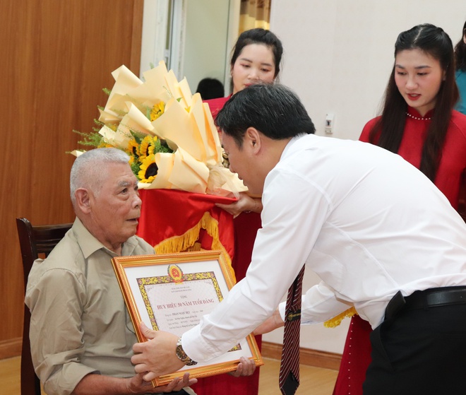 Đảng bộ xã Phú Nghĩa tổ chức Lễ trao tặng huy hiệu Đảng đợt 02/9/2025; Tổng kết công tác tổ chức Đại hội đại biểu Đảng bộ xã lần thứ I, nhiệm kỳ 2025 - 2030; Quán triệt Nghị quyết Đại hội Đảng bộ xã- Ảnh 4.