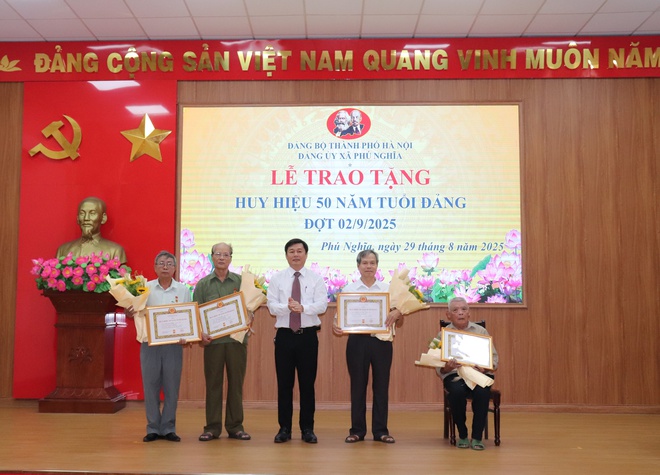 Đảng bộ xã Phú Nghĩa tổ chức Lễ trao tặng huy hiệu Đảng đợt 02/9/2025; Tổng kết công tác tổ chức Đại hội đại biểu Đảng bộ xã lần thứ I, nhiệm kỳ 2025 - 2030; Quán triệt Nghị quyết Đại hội Đảng bộ xã- Ảnh 5.